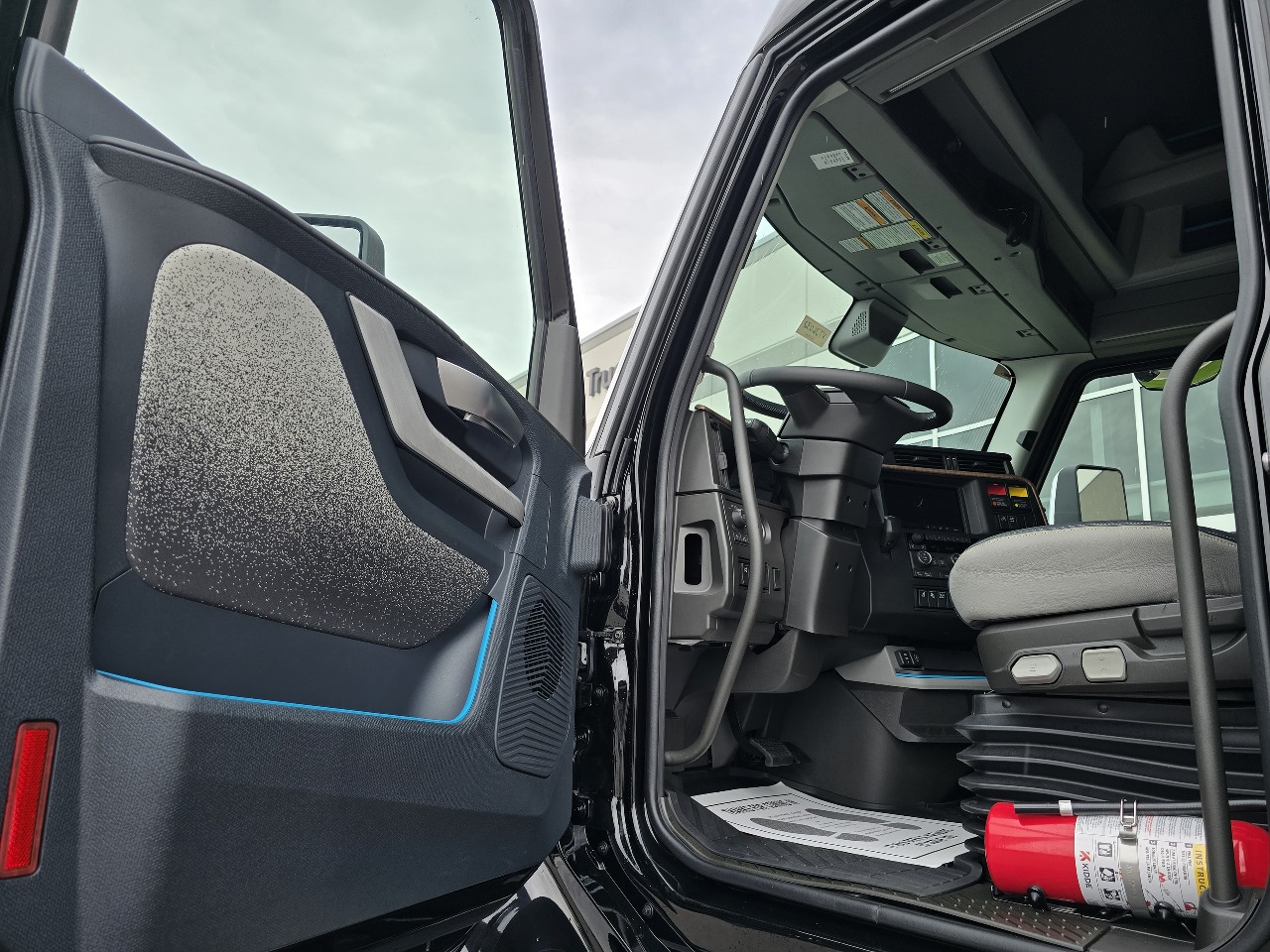 2026 Volvo - image 8