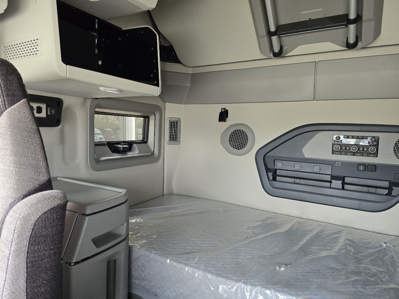 2026 Volvo - image 12