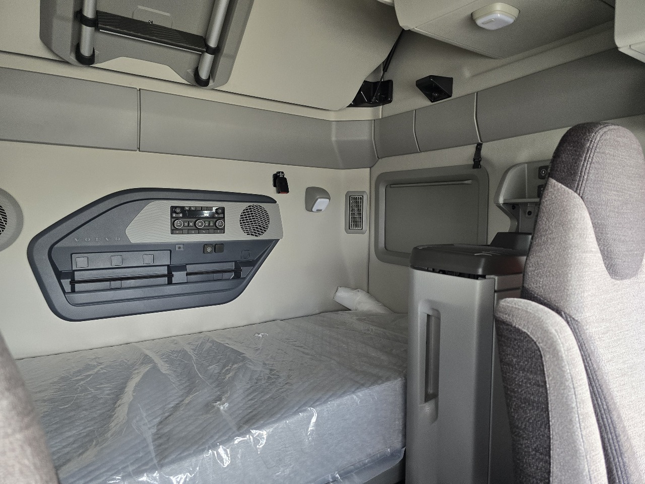 2026 Volvo - image 13