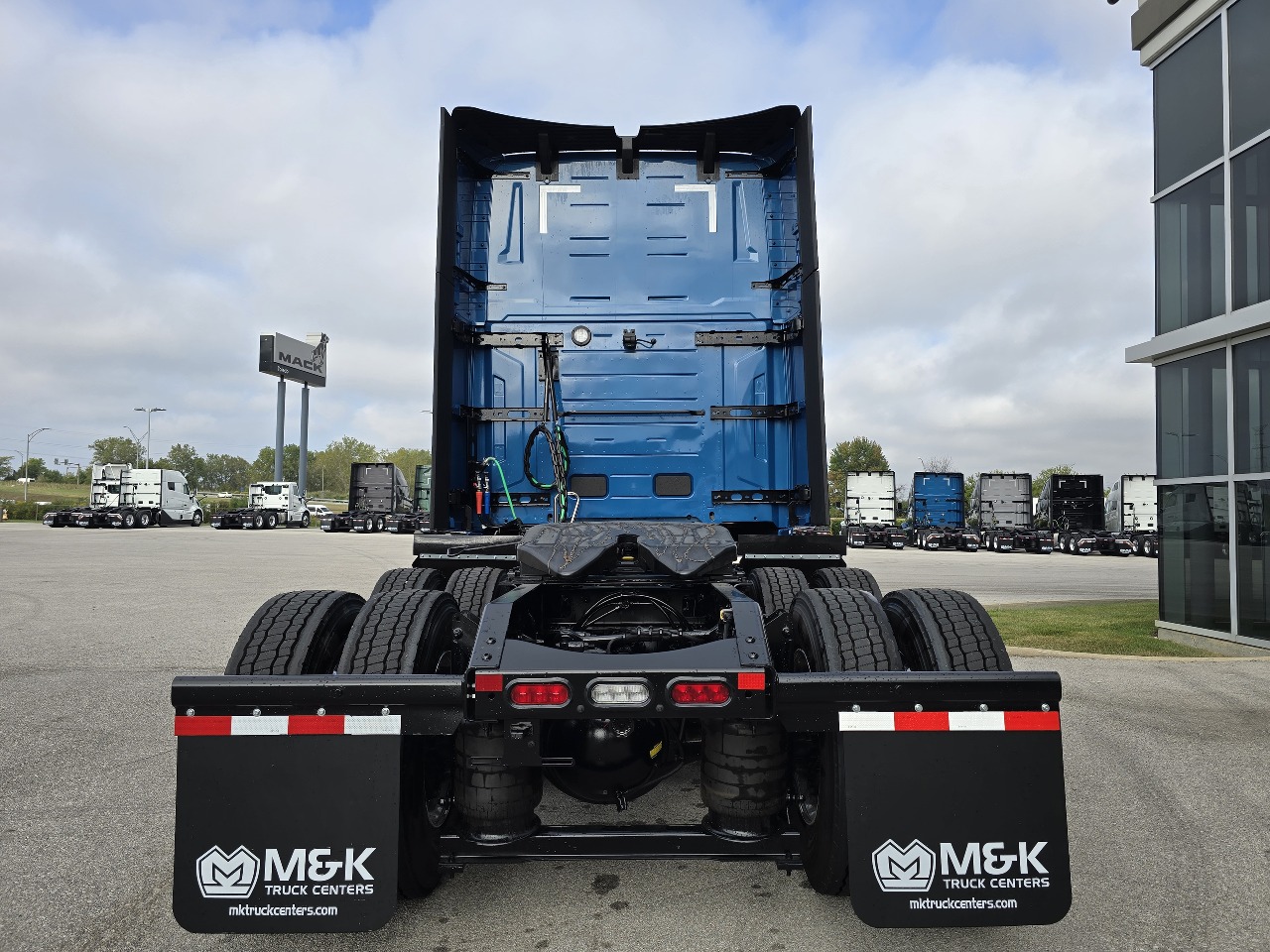 2026 Volvo - image 5