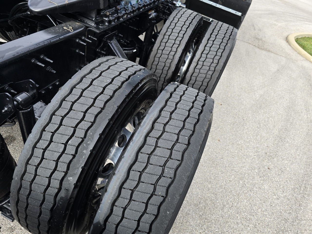 2026 Volvo - image 6