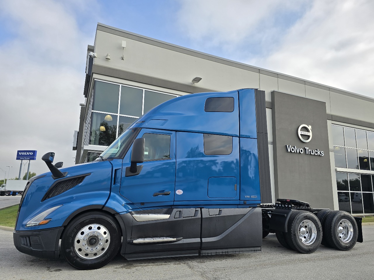 2026 Volvo - image 7