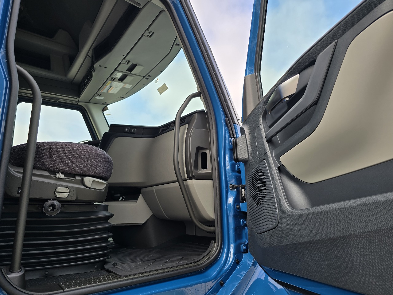 2026 Volvo - image 8