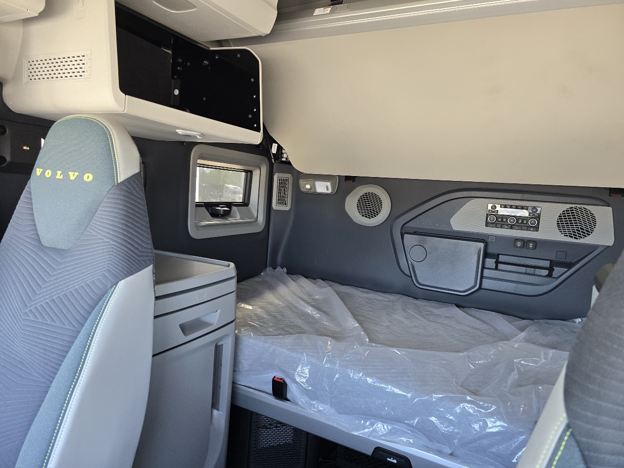 2026 Volvo - image 12