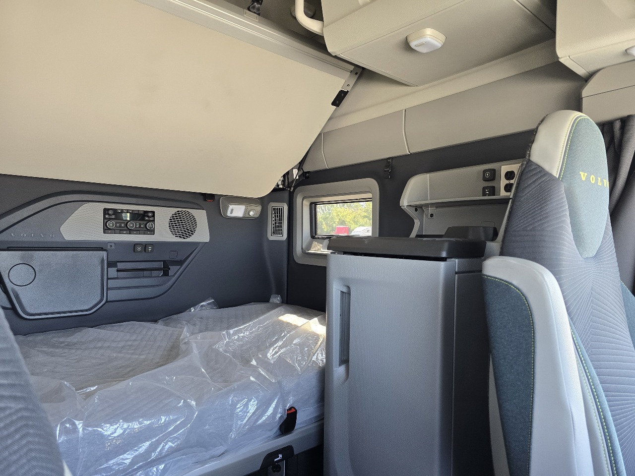 2026 Volvo - image 13