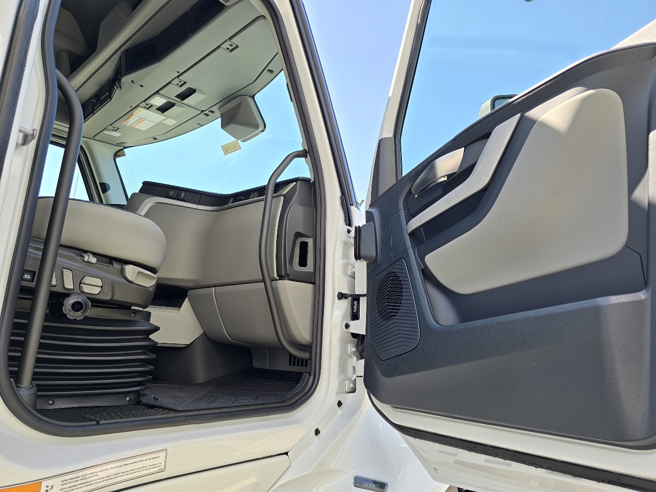 2026 Volvo - image 14