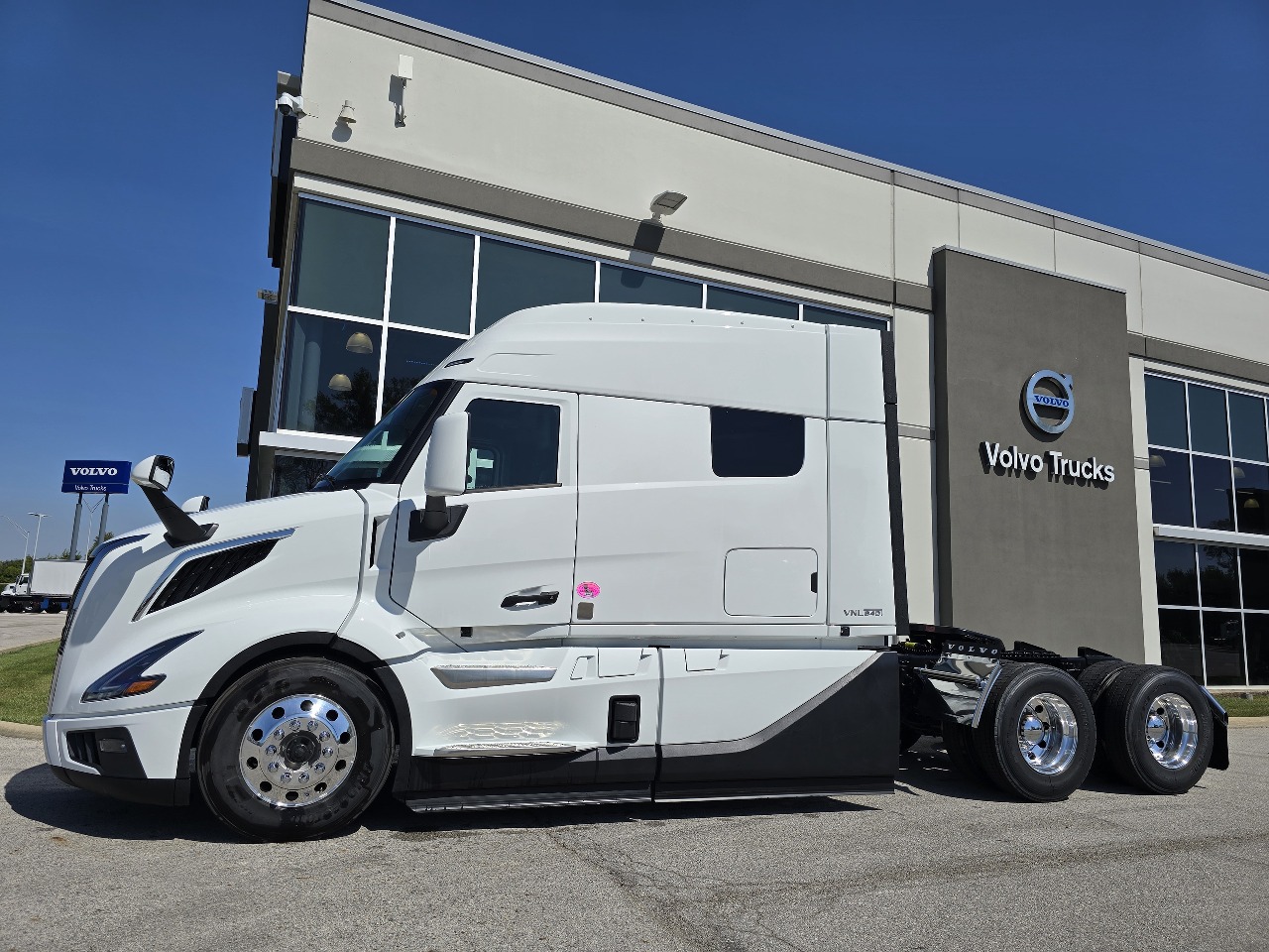 2026 Volvo - image 7