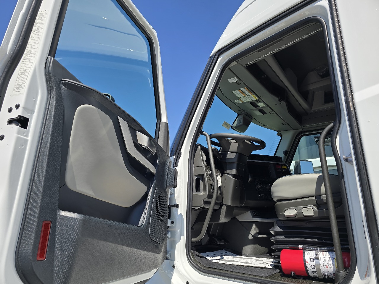 2026 Volvo - image 8