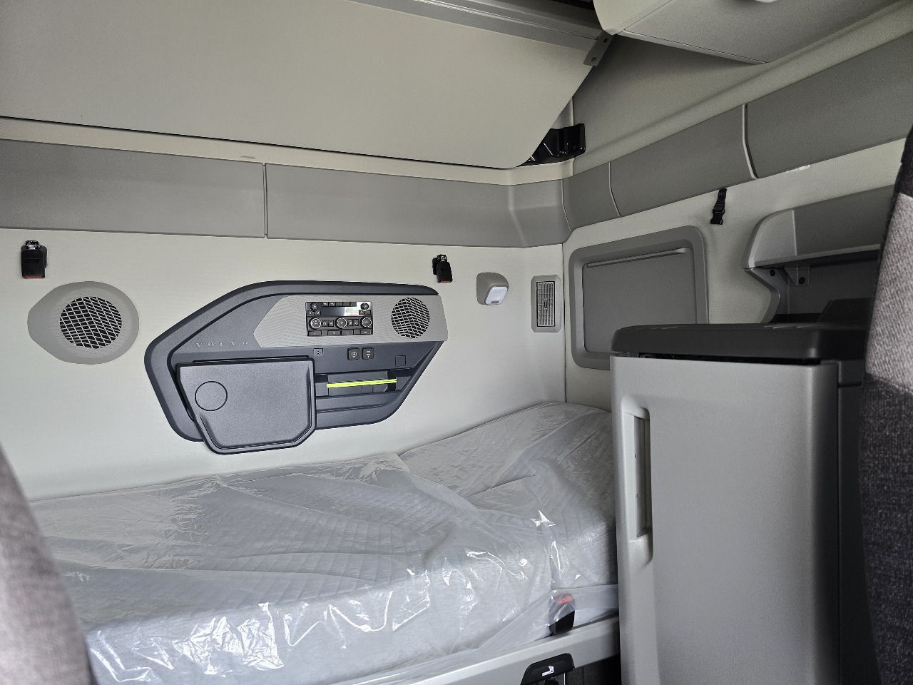 2026 Volvo - image 13