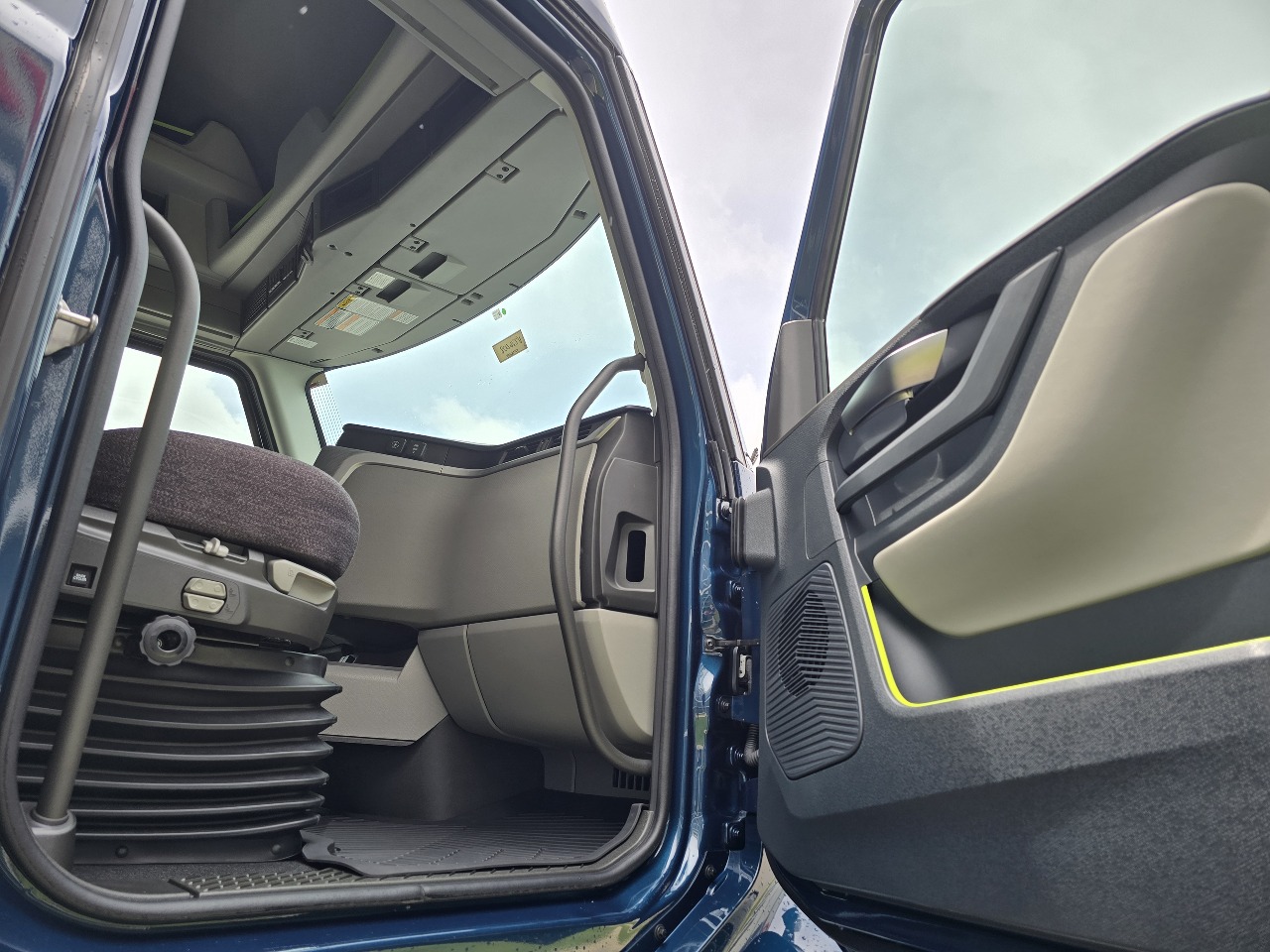 2026 Volvo - image 14