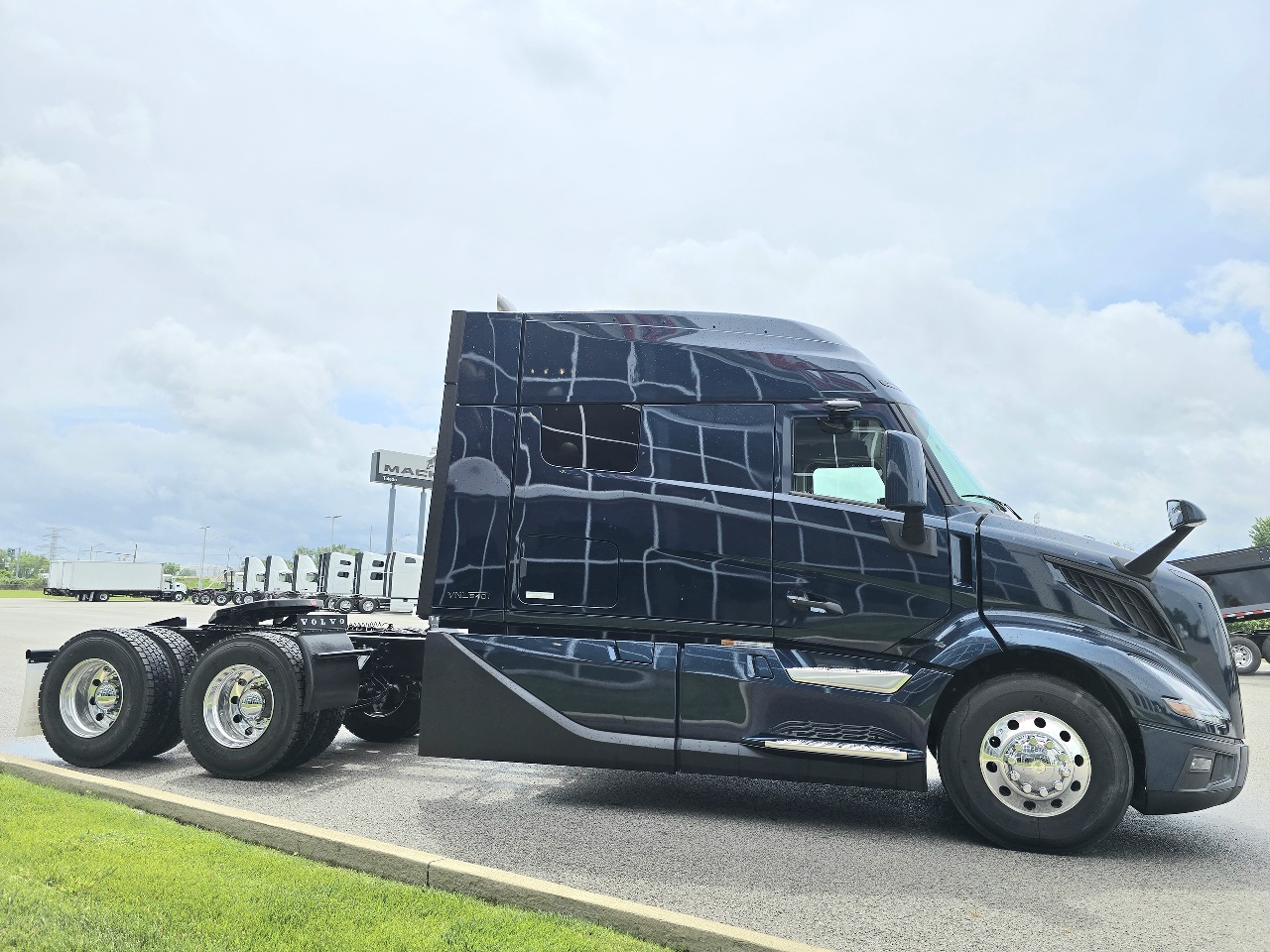 2026 Volvo - image 3