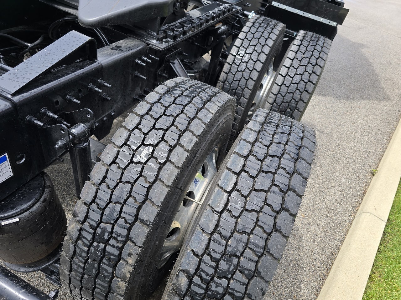 2026 Volvo - image 6