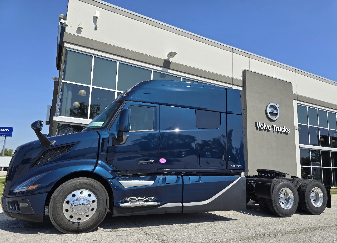 2026 Volvo - image 7