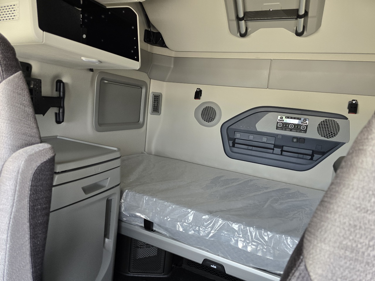 2026 Volvo - image 12