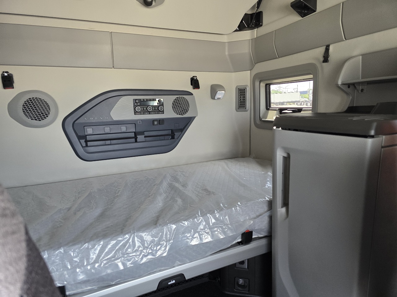 2026 Volvo - image 13