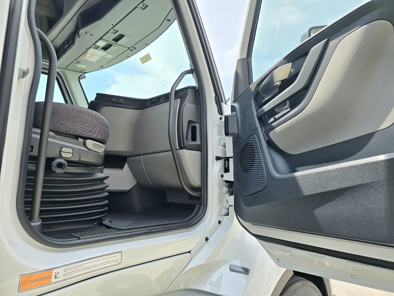 2026 Volvo - image 14