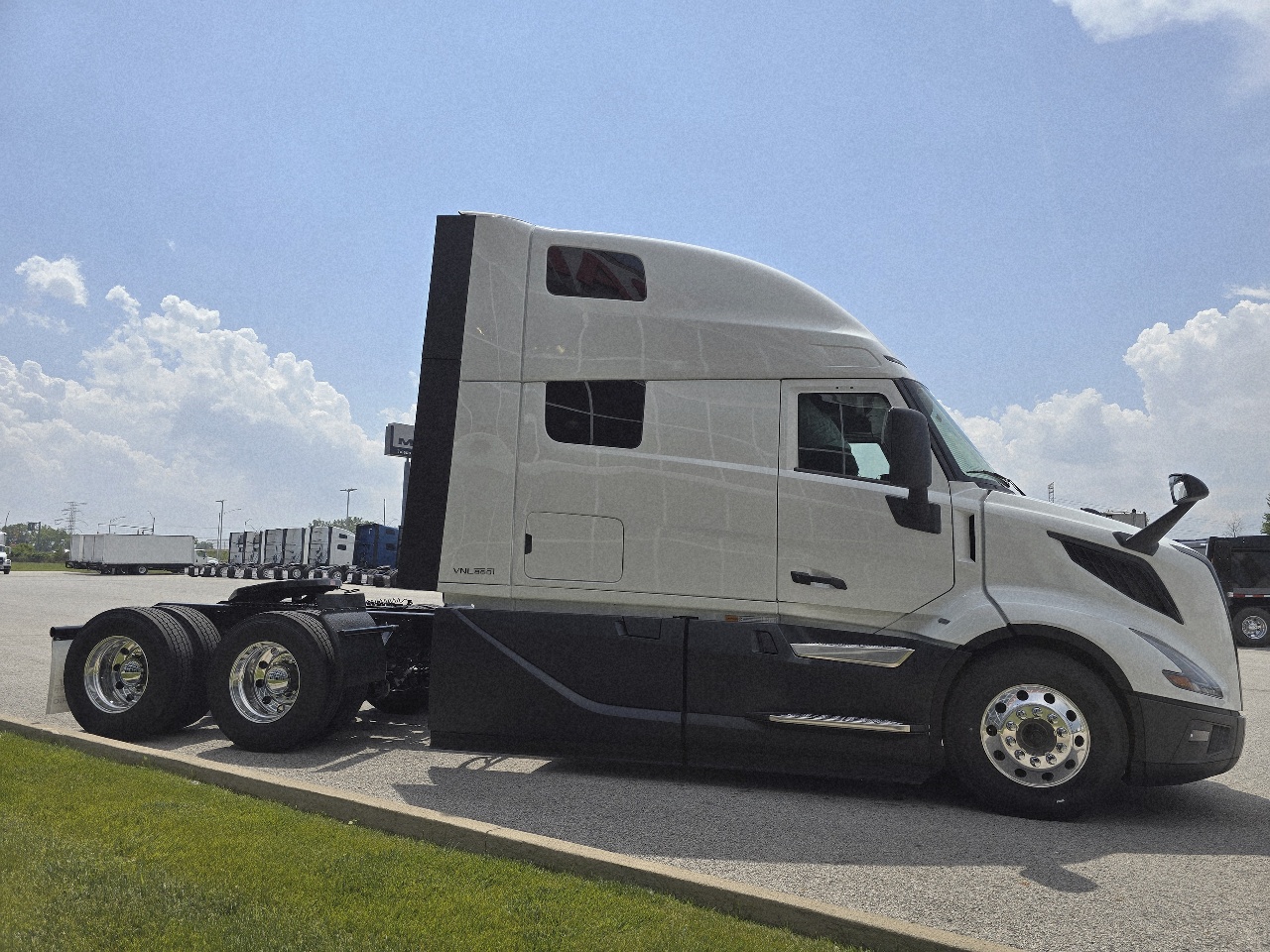 2026 Volvo - image 3