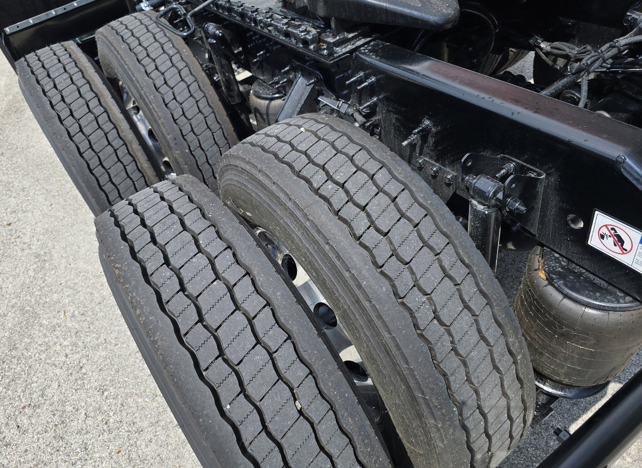 2026 Volvo - image 4