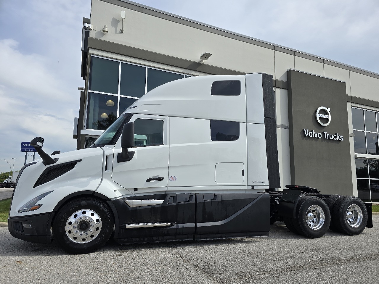 2026 Volvo - image 7