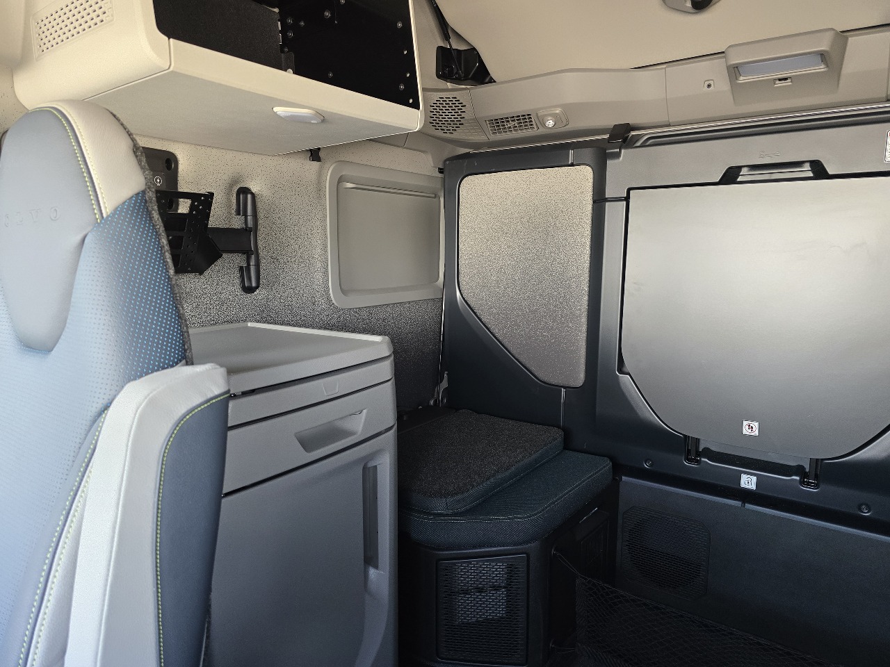 2026 Volvo - image 12