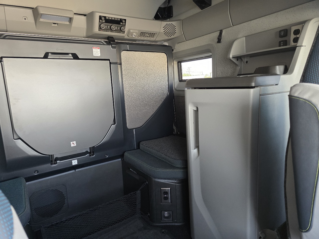 2026 Volvo - image 13