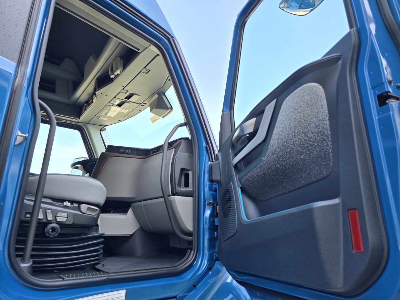 2026 Volvo - image 14