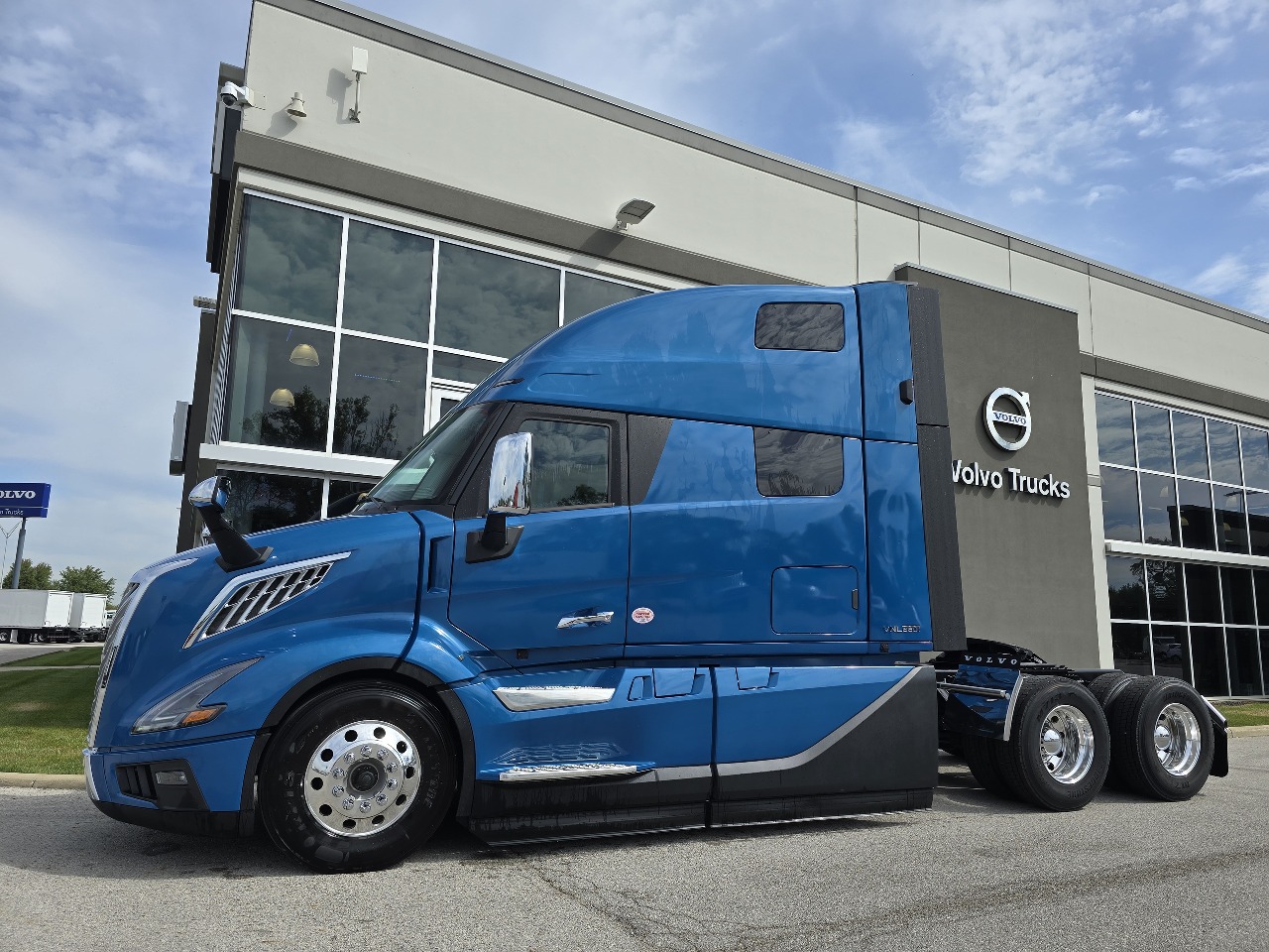 2026 Volvo - image 7