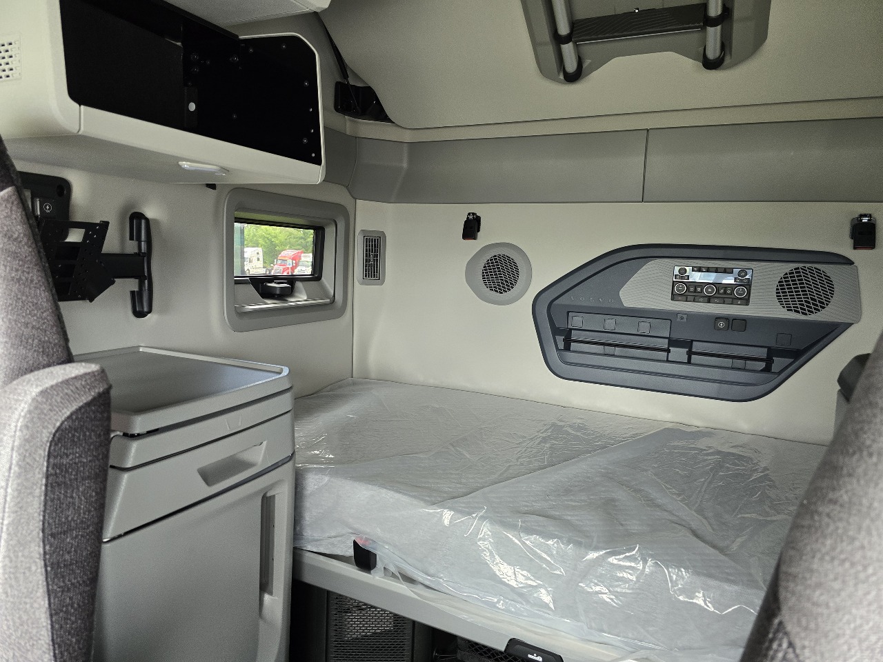 2026 Volvo - image 11