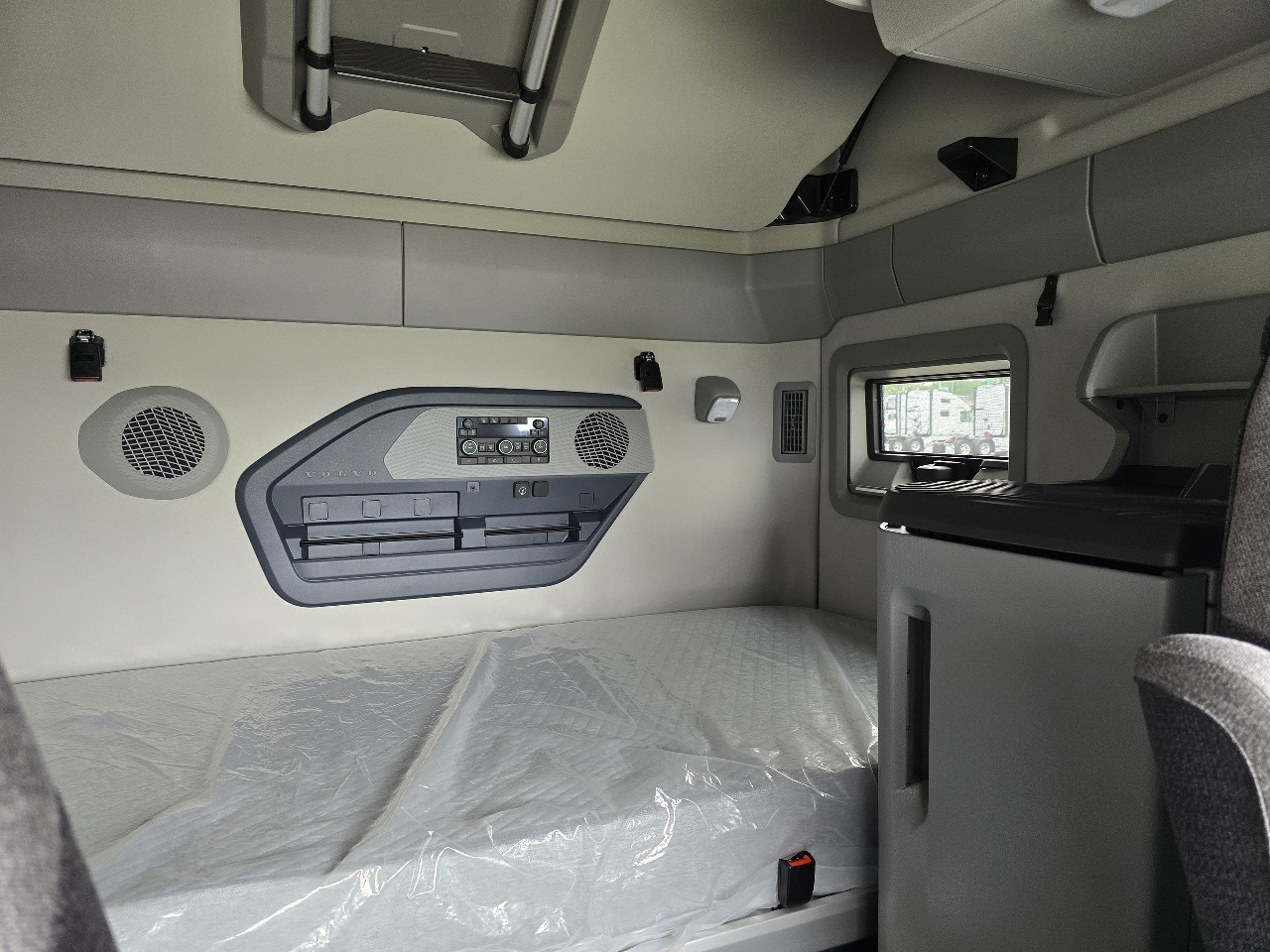 2026 Volvo - image 12