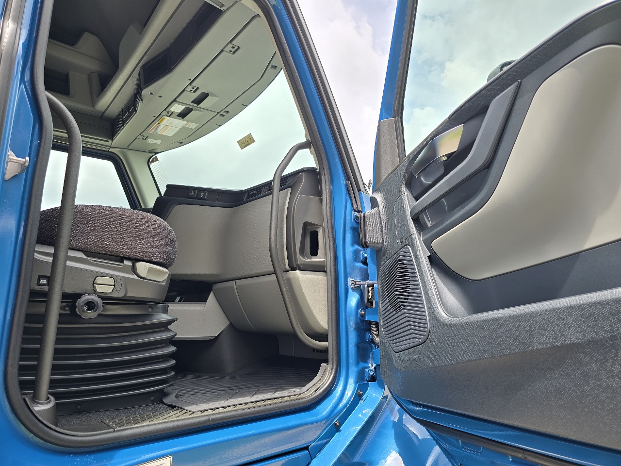 2026 Volvo - image 13