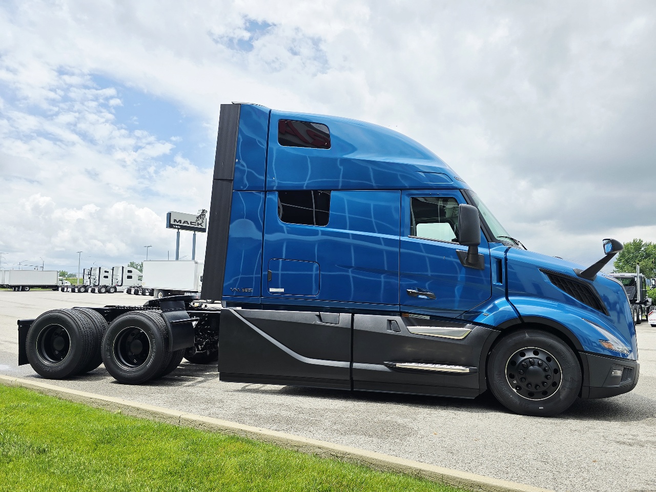 2026 Volvo - image 3