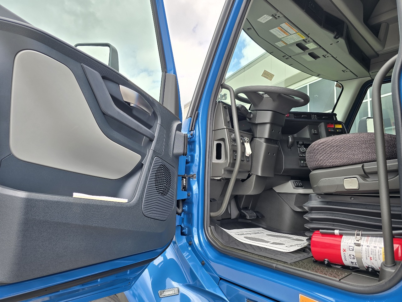 2026 Volvo - image 8