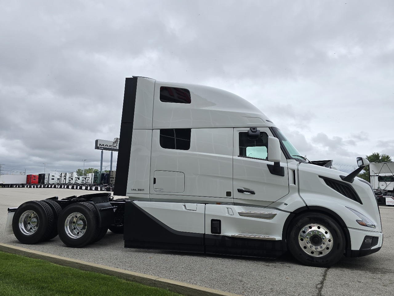 2026 Volvo - image 3