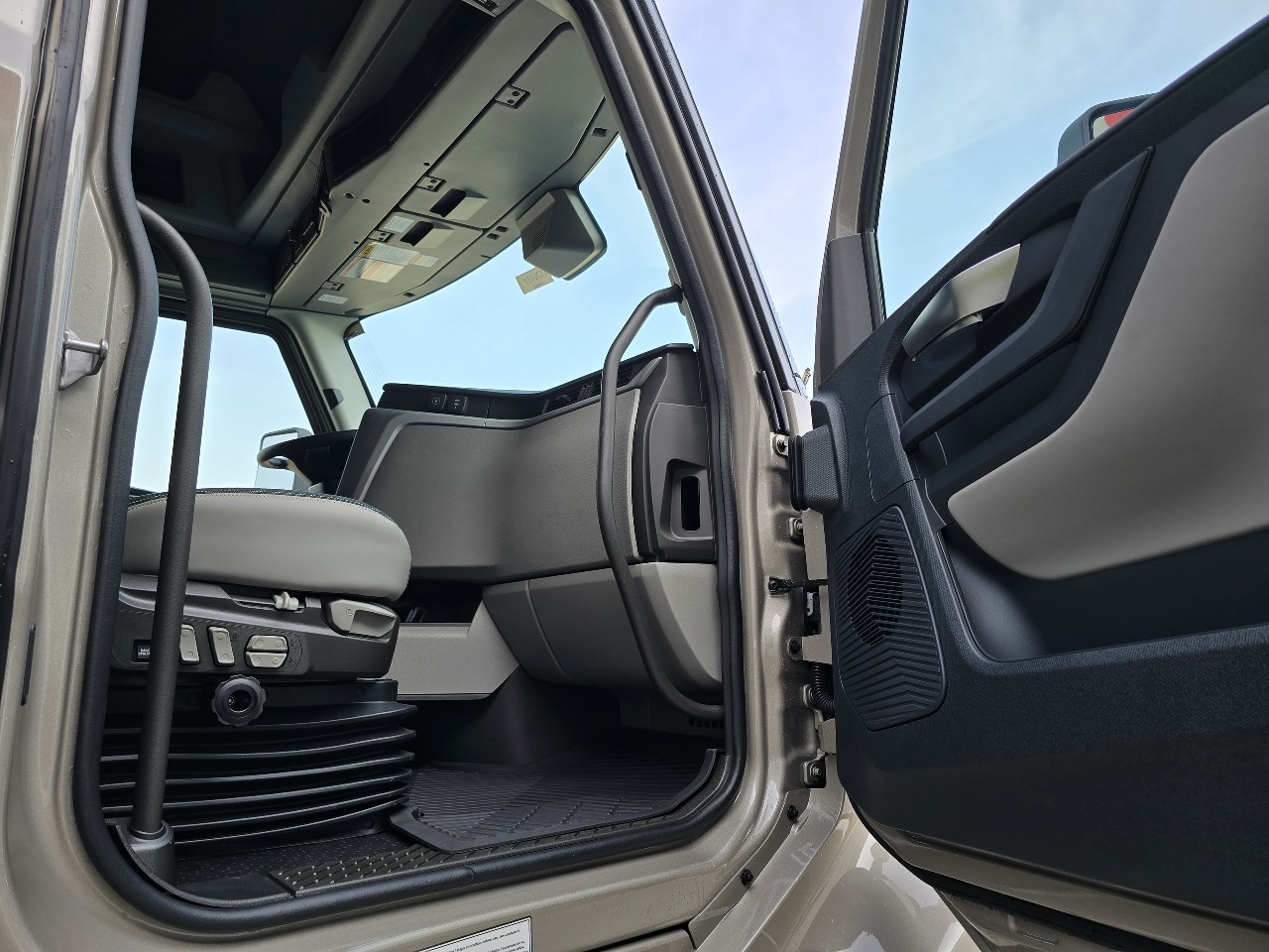 2026 Volvo - image 14