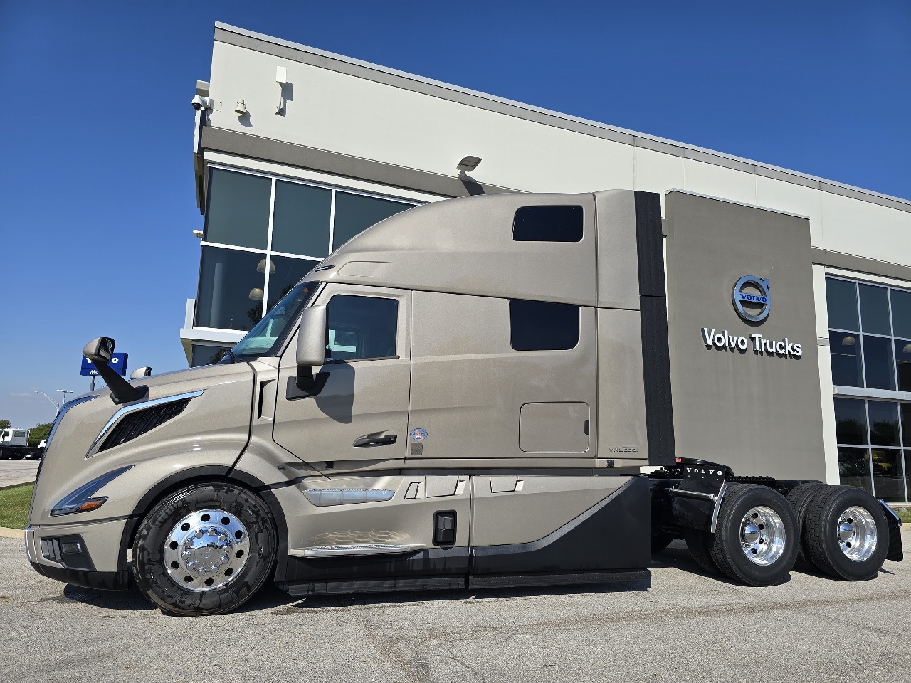 2026 Volvo - image 7