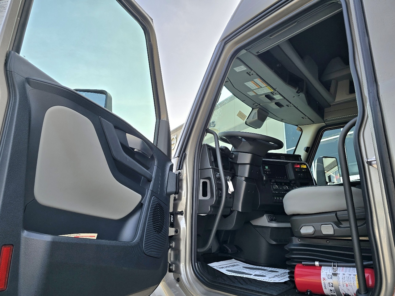 2026 Volvo - image 10