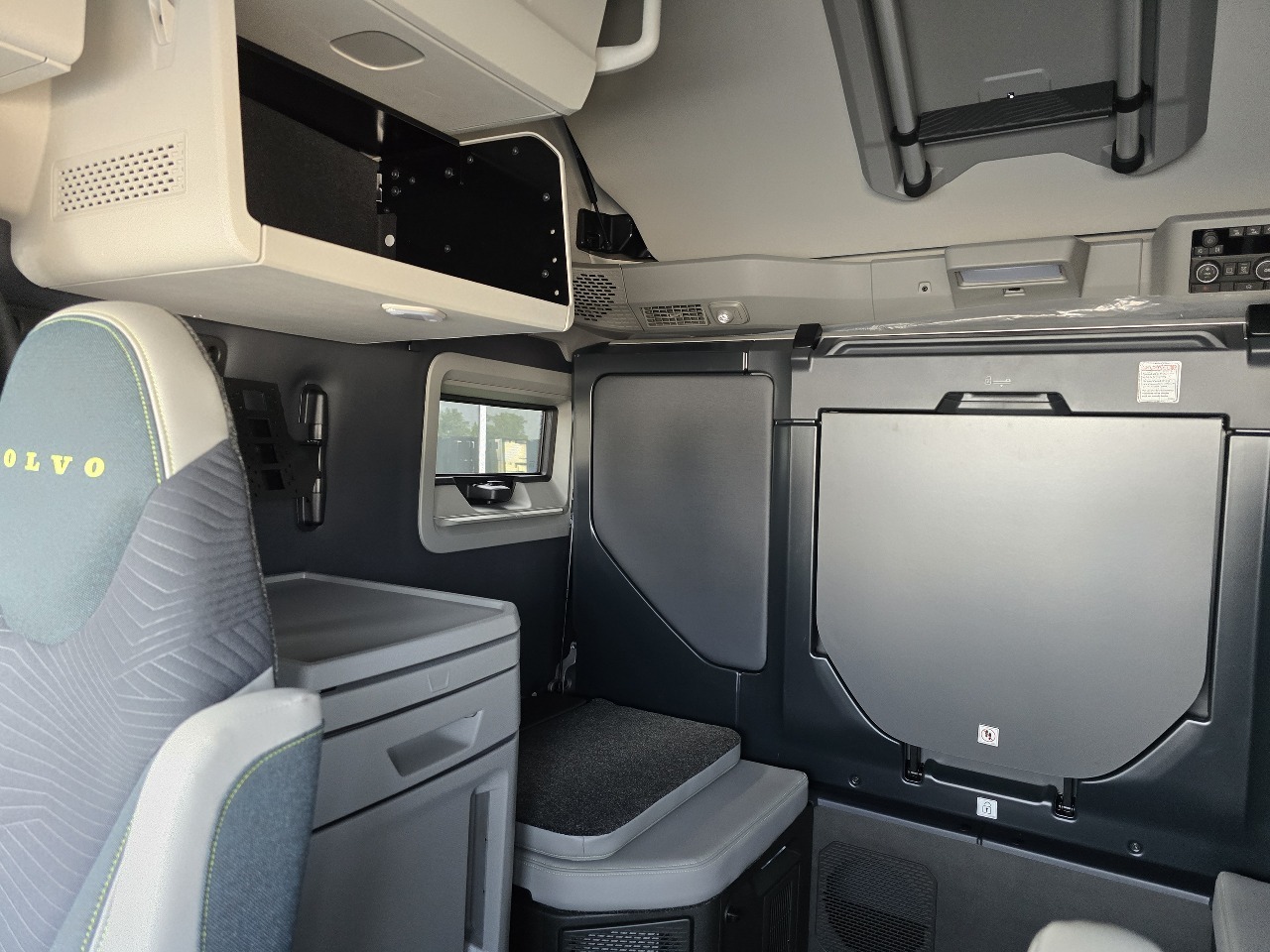 2026 Volvo - image 13