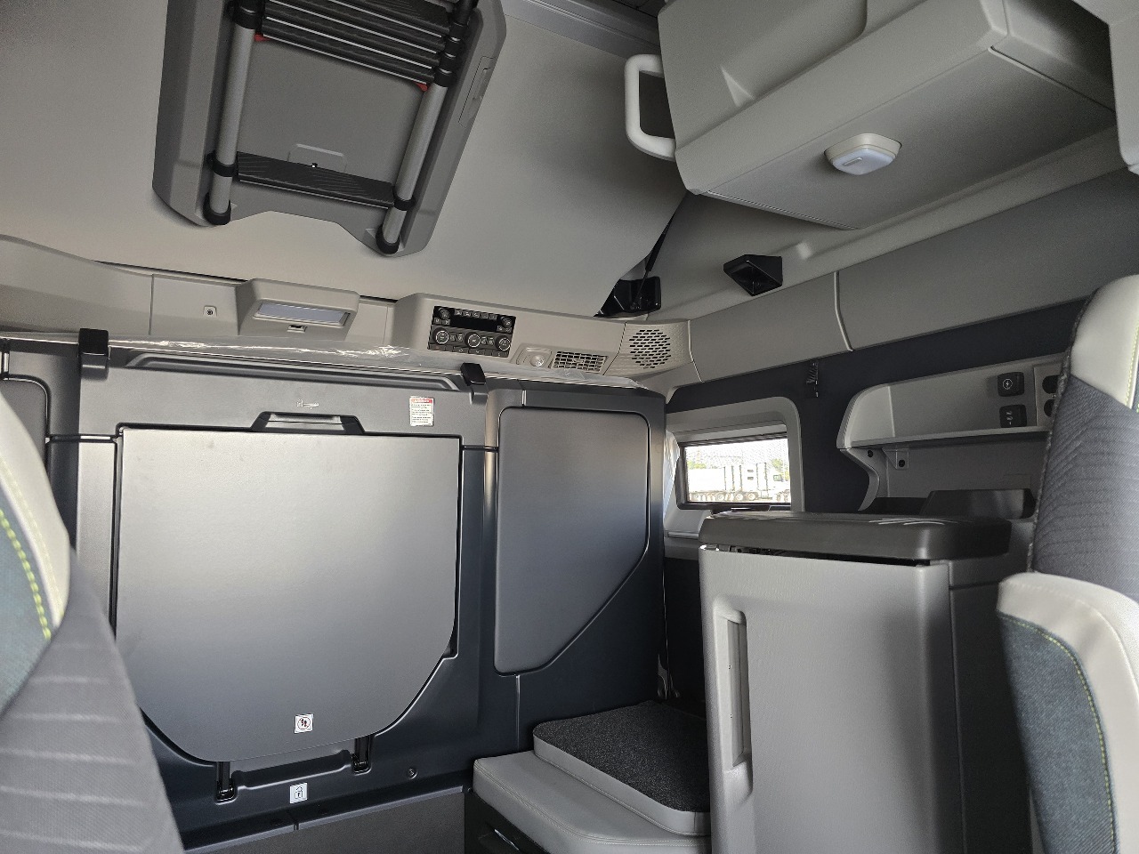 2026 Volvo - image 14