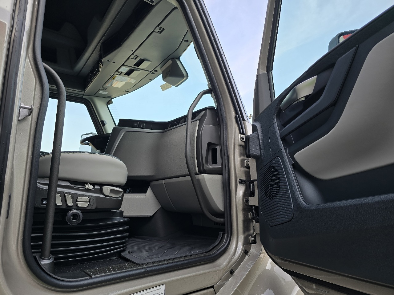 2026 Volvo - image 15