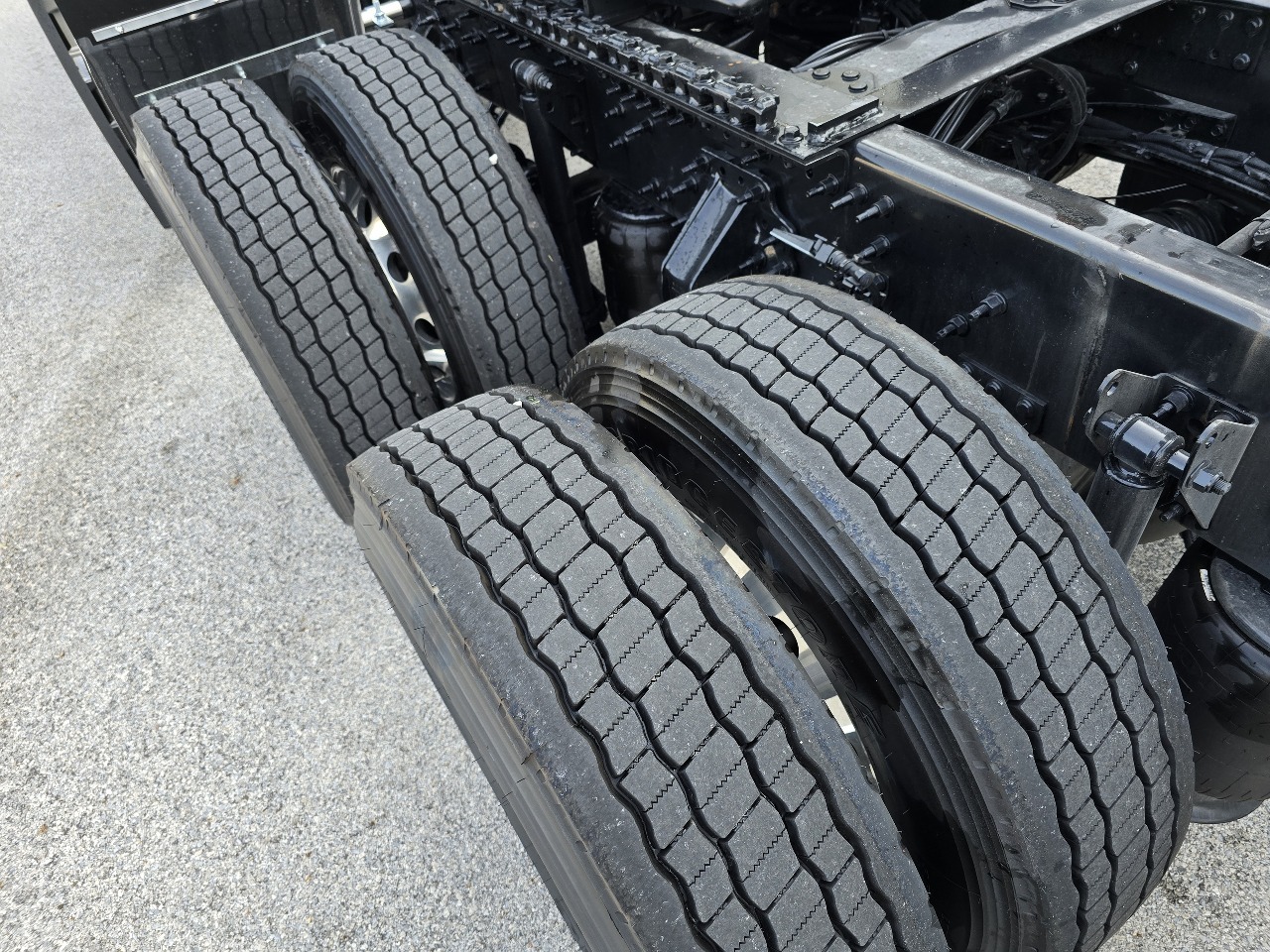 2026 Volvo - image 5