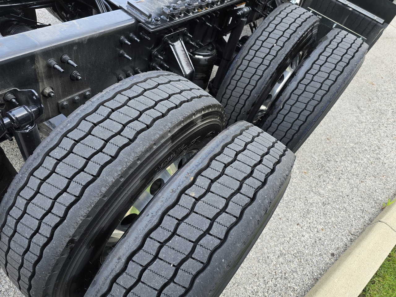 2026 Volvo - image 7