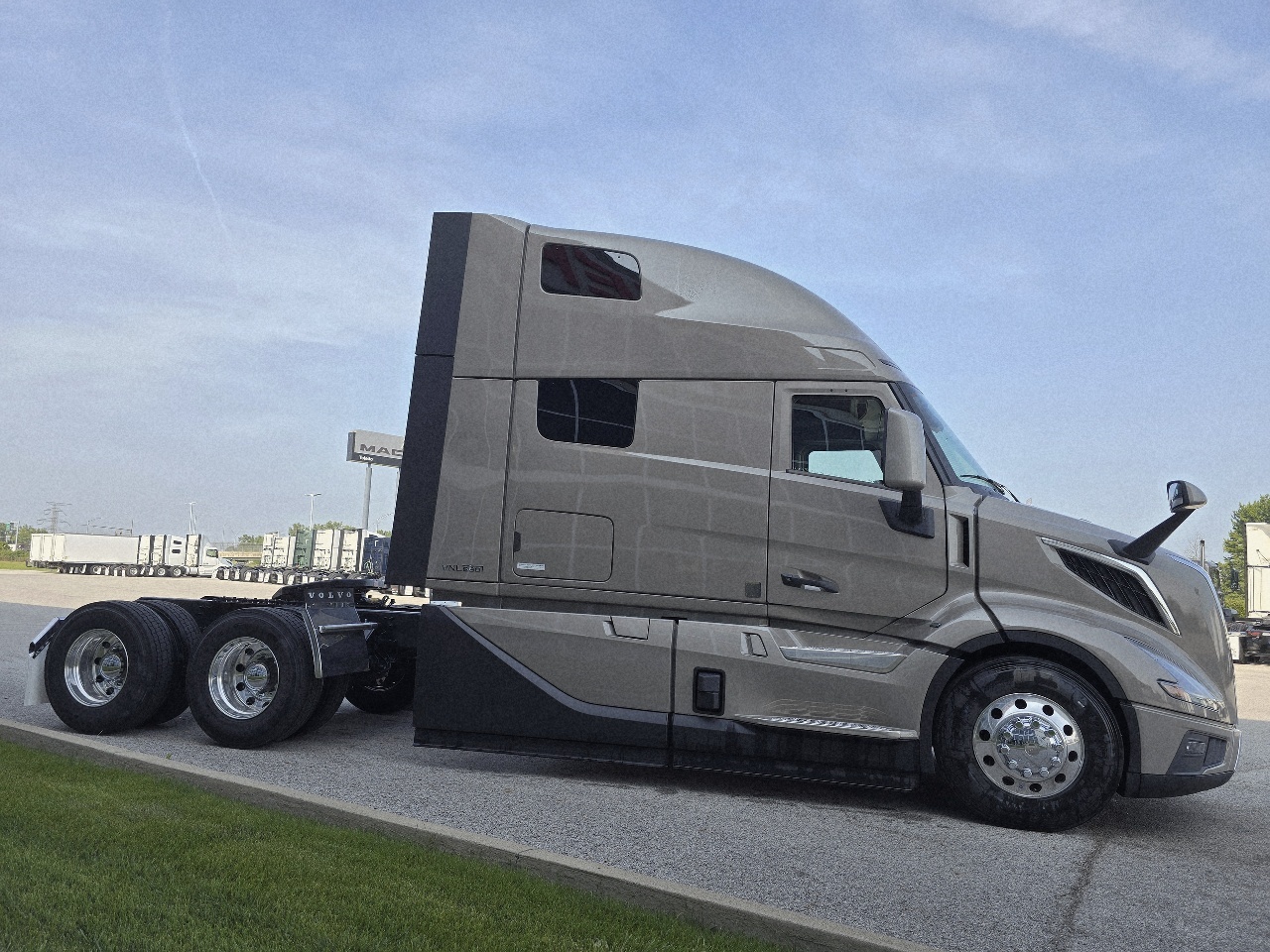 2026 Volvo - image 8