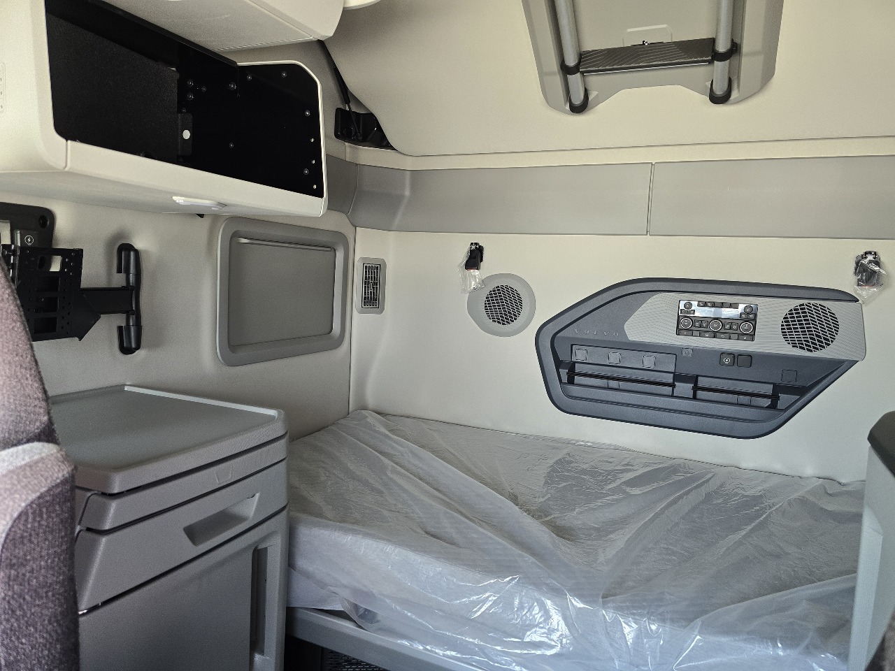 2026 Volvo - image 12