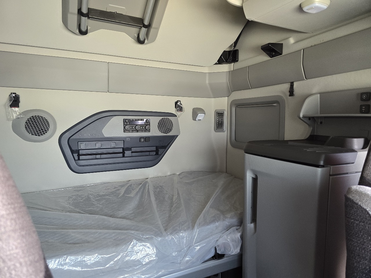 2026 Volvo - image 13