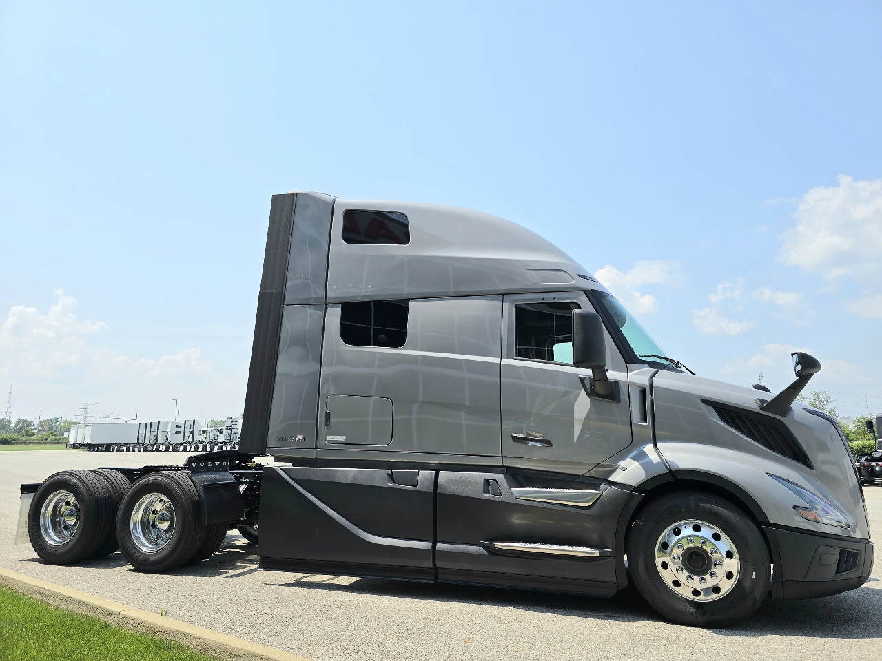 2026 Volvo - image 3