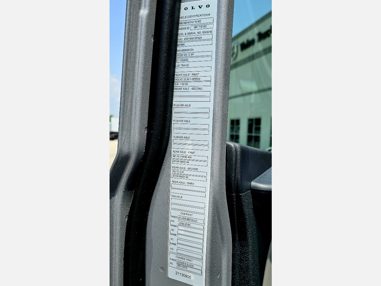 2026 Volvo - image 9