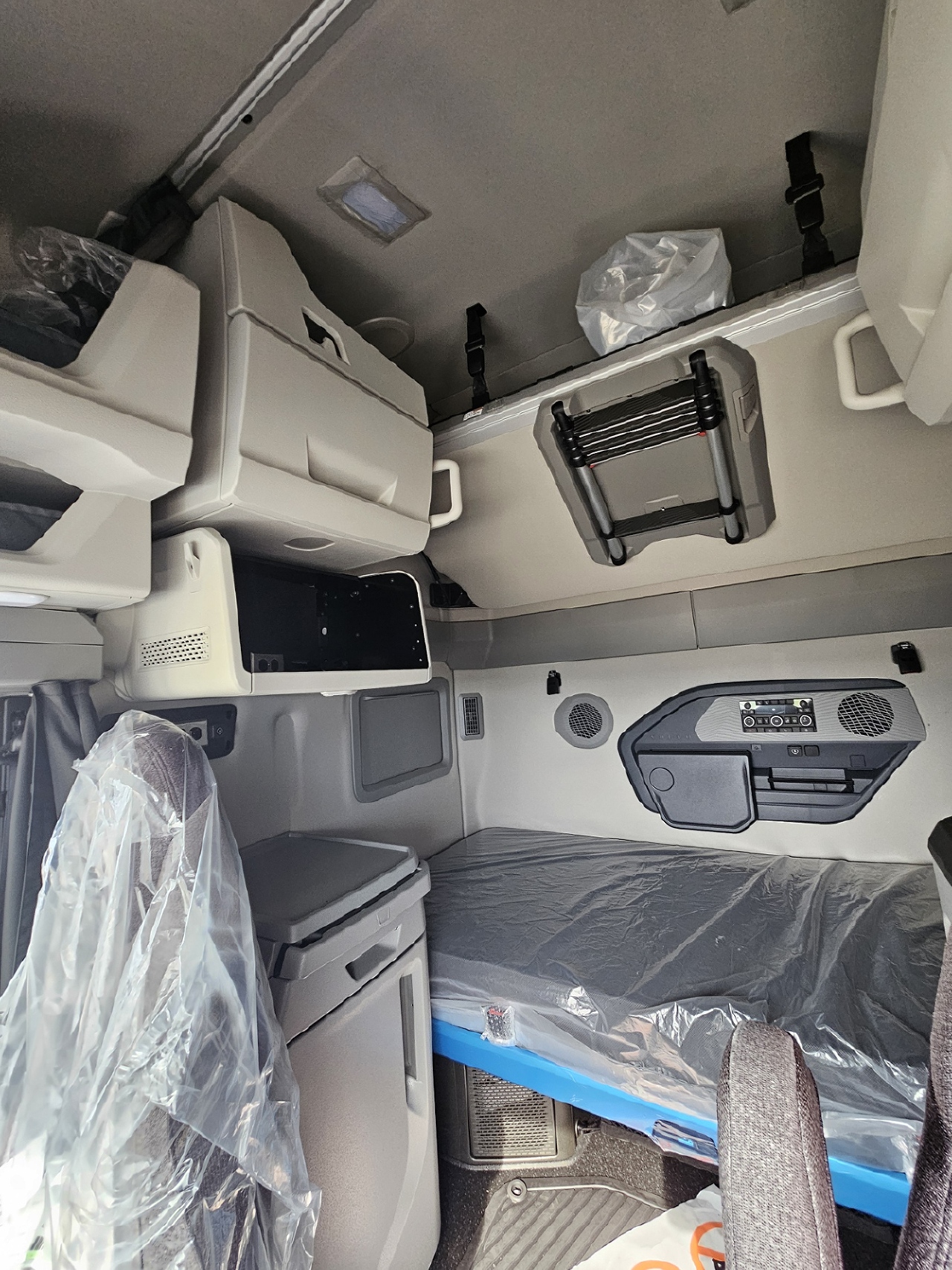 2026 Volvo - image 10