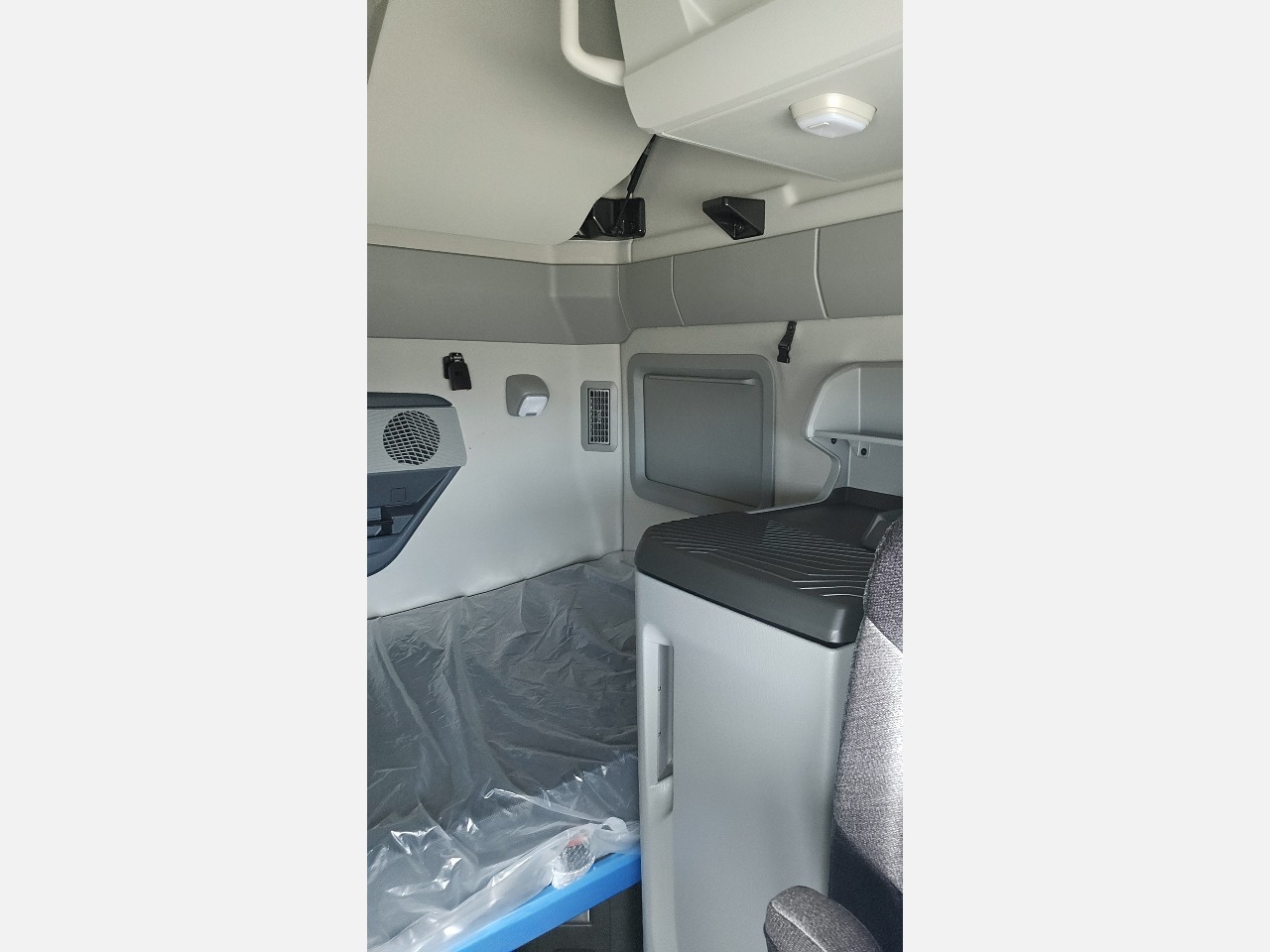 2026 Volvo - image 9