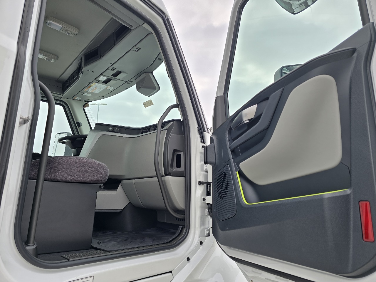 2026 Volvo - image 12