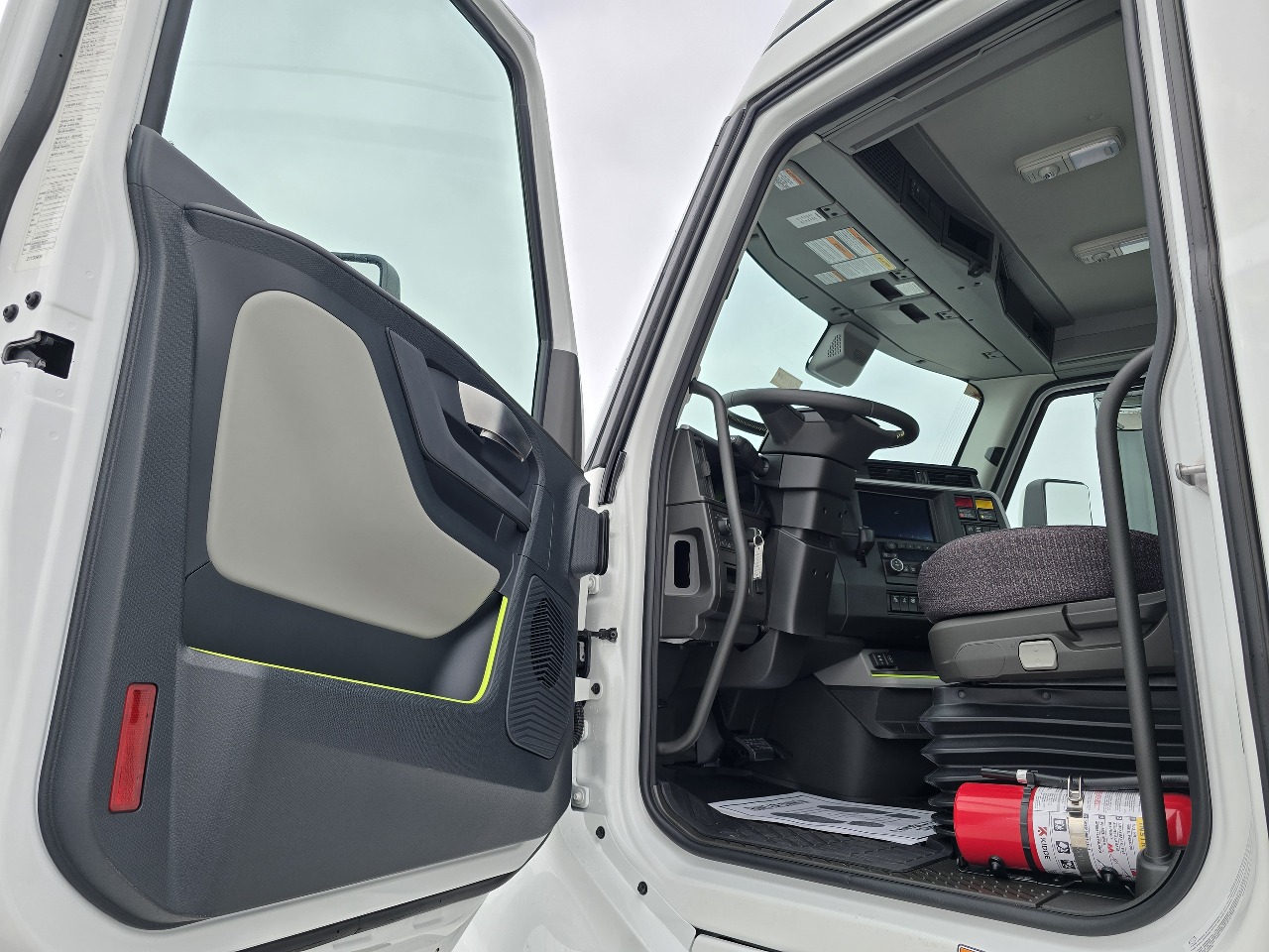 2026 Volvo - image 8